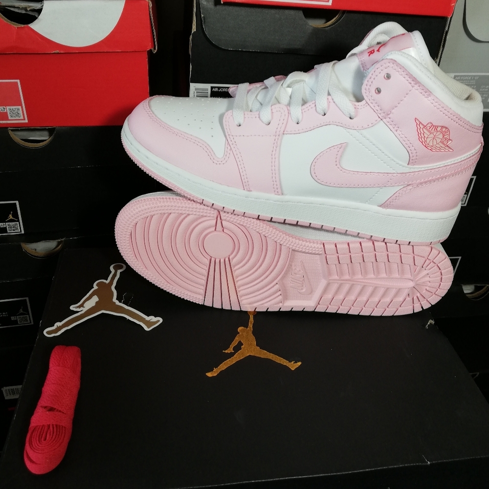 AIR JORDAN 1 MID "VALENTINES DAY" WOMEN'S US SIZE 8 BRAND NEW IN BOX - Picture 13 of 16
